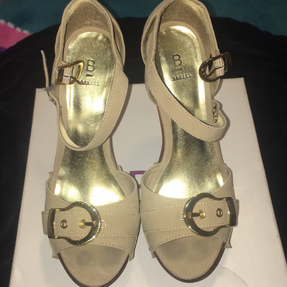 Bakers size 6 platform sandals